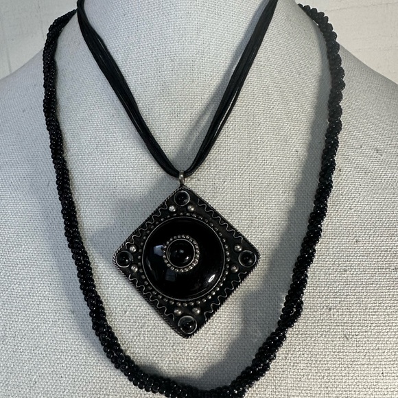 Four black bead and statement necklaces - Picture 2 of 7